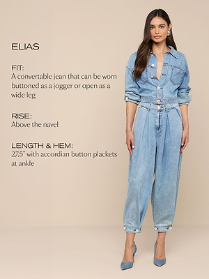 Une femme porte un jean jogger en denim bleu clair et une veste en denim courte assortie. Le texte à côté delle décrit la coupe du jean, la taille au-dessus du nombril et la longueur avec des pattes de boutonnage à la cheville.