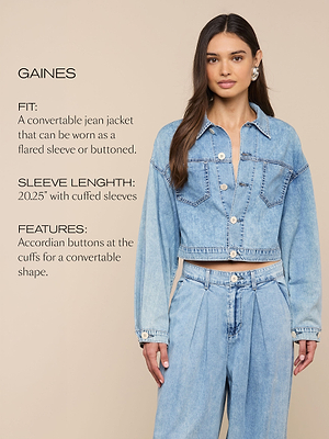 Une femme porte une veste en jean bleu clair avec un jean plissé à taille haute. Le texte à côté delle décrit la coupe de la veste, la longueur des manches 20,25 avec les poignets et les caractéristiques, y compris les boutons en accordéon pour les manches convertibles.