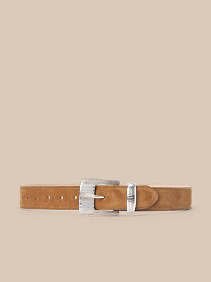Cintura in pelle scamosciata Aya: pelle scamosciata italiana con fibbia rettangolare in argento inciso e passante abbinato, realizzata a mano a Los Angeles e presentata su sfondo beige.