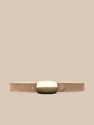 La cintura in pelle scamosciata Milou, realizzata a mano a Los Angeles, è caratterizzata da pelle scamosciata marrone e da una fibbia in ottone massiccio con finitura oro e crema, su sfondo beige abbinato.