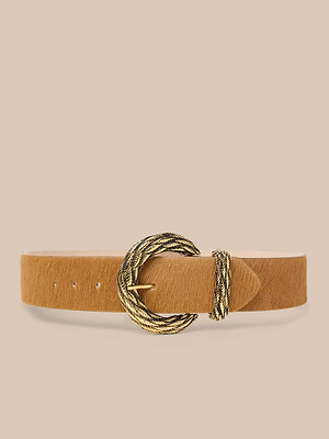 La ceinture Adelle se compose de poils de veau fauves, dune boucle de style corde torsadée plaquée or et dun passant assorti, fabriqués à la main à Los Angeles et présentés sur un fond beige.