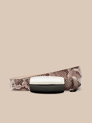 La ceinture en cuir Marlowe se compose de cuir marron gaufré au python, fabriqué à la main à Los Angeles, et dune boucle rectangulaire argentée, présentée en spirale sur un fond beige neutre.