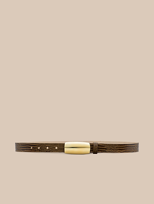 La ceinture en cuir Marlowe, fabriquée à la main à Los Angeles à partir de cuir italien gaufré au lézard dun brun riche, est dotée dune boucle rectangulaire dorée brillante et est présentée sur un fond beige uni.