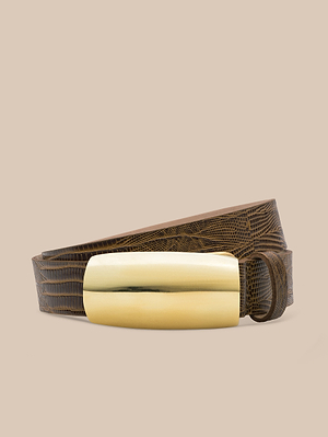 La ceinture en cuir Marlowe, fabriquée à partir de cuir gaufré au lézard cognac et dotée dune boucle en laiton audacieuse, est présentée sur un fond beige neutre.
