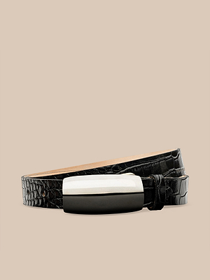 La cintura in pelle Marlowe, realizzata a mano a Los Angeles in pregiata pelle nera italiana stampata in rilievo, presenta unaudace fibbia rettangolare bicolore su uno sfondo beige.