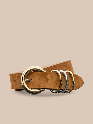 La cintura Tobar in pelle scamosciata color cognac è caratterizzata da tre anelli in metallo misto e da una fibbia placcata in oro, su uno sfondo beige semplice.