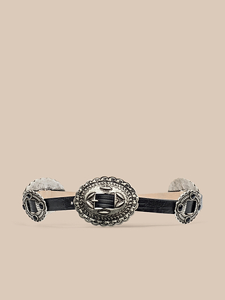 Découvrez la ceinture en cuir Rocha : une ceinture décorative en cuir noir ornée de trois conchos ovales en argent finement ouvragés, aux motifs complexes inspirés des ceintures à conchos classiques, qui se détachent sur un fond beige.