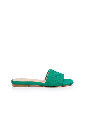 La sandale « Aloise Slide » est une sandale en satin matelassé vert, dotée dune semelle beige, dun bout carré et dun rembourrage en mousse à mémoire de forme, présentée sur un fond blanc.