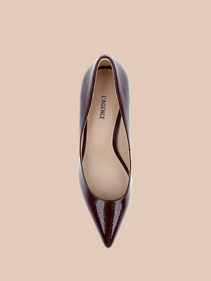 منظر علوي لحذاء Maelle الجلدي Maelle Leather Pump - وهو مصنوع من الجلد الأحمر النبيذي اللامع بكعب عالٍ مدبب من الأمام على خلفية بيج مطبوع عليها LAGENCE من الداخل.