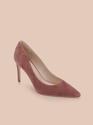 Lescarpin en daim Maelle, un simple talon aiguille mauve, est présenté sur un fond beige clair.