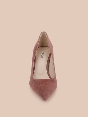 Lescarpin Maelle en daim mauve, doté dun bout pointu et dun talon aiguille, se présente de haut sur un fond beige clair. Sa semelle intérieure légère est marquée CHARLES.