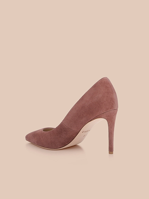 Lescarpin en daim Maelle, dune élégante couleur mauve avec un bout pointu et un talon aiguille élégant, est présenté sur un fond rose clair.