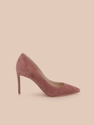 Lescarpin en daim Maelle se caractérise par un daim mauve, un bout pointu et un talon aiguille élancé. Il est présenté de profil sur un fond pêche clair.
