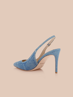 حذاء «فيشي سلينغباك بامب» هو حذاء بكعب رفيع من الدنيم الأزرق، يتميز بمقدمة مدببة وحزام قابل للتعديل عند الكاحل، ويظهر على خلفية بلون الخوخ الفاتح.