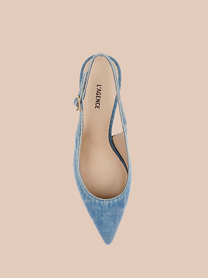 صورة من الأعلى لحذاء «Vichy Slingback Pump»، وهو حذاء مسطح ذو مقدمة مدببة مصنوع من قماش الدنيم الأزرق الفاتح مع نعل داخلي باللون البيج وشعار LAGENCE، على خلفية بلون الخوخ الفاتح.