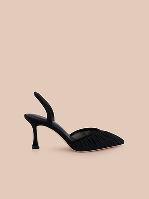 حذاء «Bowery Mesh Slingback Pump» هو حذاء أسود مزين بكشكشة، يتميز بمقدمة مدببة وكعب متسع أنيق متوسط الارتفاع، ويظهر في الصورة على خلفية بيج سادة.