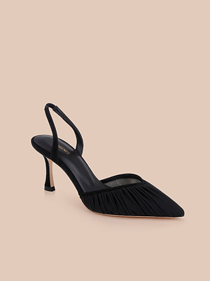 حذاء «Bowery Mesh Slingback Pump» هو حذاء أسود بكعب عالٍ ومقدمة مدببة وتفاصيل مطوية في الجزء الأمامي، تظهر بأناقة على خلفية بيج فاتح.