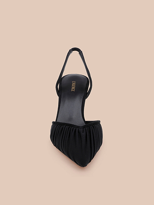 يُعرض حذاء «Bowery Mesh Slingback Pump»، وهو حذاء أسود ذو مقدمة مدببة وتصميم شبكي مكشكش وكعب أنيق، من الأعلى على خلفية باللون البيج الفاتح.