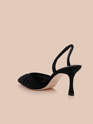 يتميز حذاء «Bowery Mesh Slingback Pump» بشبكة سوداء مزينة بكشكشة، ومقدمة مدببة، وحزام خلفي أنيق، ويبرز على خلفية بيج محايدة بفضل كعبه العالي الأنيق.