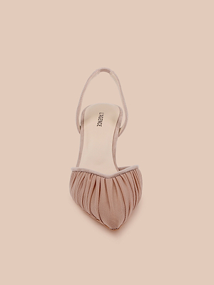 블러시 핑크 색상의 ‘Bowery Mesh Slingback Pump’는 세련된 힐, 주름과 러시 디테일이 가미된 메쉬 디자인, 뾰족한 토를 특징으로 하며, 깔창에는 ‘LIDARRE’라는 라벨이 붙어 있습니다. 이 제품은 연한 베이지색 배경 위에 전시되어 있습니다.