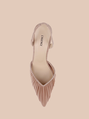 플리츠 디테일이 돋보이는 블러시 핑크 색상의 ‘Bowery Mesh Slingback Pump’ 한 켤레로, 깔창에는 ‘L’AGENCE’ 로고가 새겨져 있으며, 같은 색상의 연한 핑크색 배경 위에 전시되어 있습니다.
