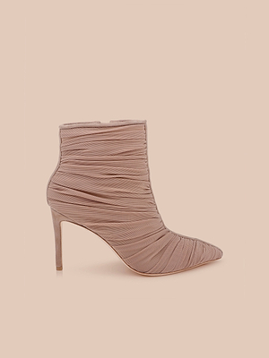 Il Fulton Mesh Bootie è caratterizzato da una tonalità taupe, punta appuntita e design a rete increspata. Su uno sfondo beige chiaro, questo elegante stivaletto con tacco alto aggiunge un tocco moderno a qualsiasi abbigliamento.