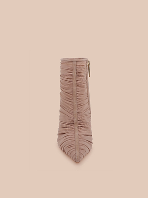 Vista frontale del Fulton Mesh Bootie, uno stivaletto con tacco increspato di colore rosa blush con punta appuntita e cerniera laterale, visualizzato su un semplice sfondo color pesca chiaro.