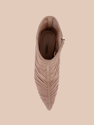 Una vista dallalto del modello Fulton Mesh Bootie in tan mostra la punta appuntita, la struttura in rete, i dettagli increspati e la cerniera laterale, su uno sfondo beige coordinato.