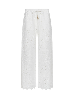Die Geraldine Eyelet Cover-Up Pant verfügt über ein florales Baumwoll-Ösenmuster, überschnittene Säume, einen goldfarbenen Bindegürtel und eine entspannte Passform mit weitem Bein - ideal für einen mühelosen Urlaubslook.