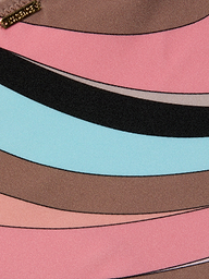 Le bas de bikini Nicole présente un imprimé abstrait en forme de tourbillon avec des rayures incurvées en rose, marron, bleu clair, noir et beige. Une petite étiquette métallique dorée avec texte en relief orne la partie supérieure gauche. Le tissu a une texture lisse et brillante.