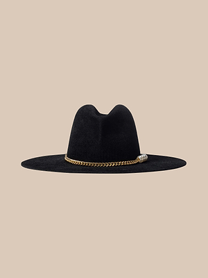 El sombrero Allende es un sombrero de vaquero de fieltro negro de ala ancha que cuenta con una banda de cadena dorada y un pequeño detalle metálico, y que se muestra sobre un fondo beige liso.