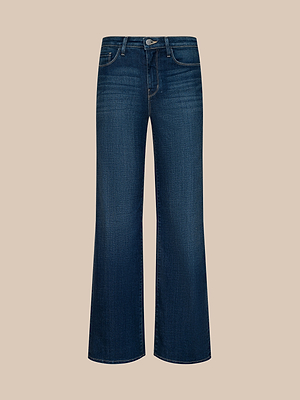 Il Rosalyn Wide-Leg Jean è un paio di jeans blu scuro a vita alta in denim elasticizzato, con tasche anteriori e posteriori, chiusura con bottone e zip, su sfondo beige.