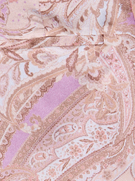 Gros plan sur un tissu à imprimé cachemire rose, lavande et beige avec des tourbillons et des motifs floraux, idéal pour le pantalon large en soie Pilar, qui confère à ce pantalon taille haute une allure douce et élégante.