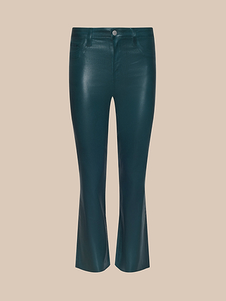 Jeans cropped a zampa Kendra Coated in ecopelle color verde acqua, caratterizzati da vita alta, leggera svasatura sul fondo, cinque tasche, passanti per cintura e chiusura con bottone argentato, presentati su uno sfondo beige a tinta unita.