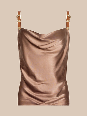 La camisole Lux Silk Buckle-Strap présente une finition bronze soyeuse, un col bénitier et des bretelles réglables marron avec des accents dorés, sur un fond beige.