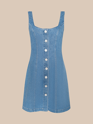 Das Maris Mini Dress ist ein ärmelloses Kleid aus Stretch-Denim mit Knopfleiste, U-Ausschnitt und silbernen Knöpfen in der Mitte, abgebildet vor einem schlichten beigen Hintergrund.
