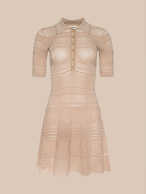 Das Dakoa Strickminikleid ist ein beigefarbenes, kurzärmeliges Modell in Passform und Schlaghose mit Kragenausschnitt, Knopfleiste vorne, komplizierten Strickmustern, gerippter Taillenblende und einem halbdurchsichtigen Rock mit geometrischen Spitzendetails.