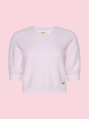 Der „Guinevere Cropped Pullover“ ist ein weicher, hellrosa, flauschiger Rundhalspullover aus Strick mit kurzen Ärmeln und einer verkürzten Passform, der vor einem einfarbigen rosa Hintergrund abgebildet ist.