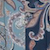 Motivo paisley dettagliato nei toni del blu, del beige e del bianco, con intricati motivi floreali e fogliari a spirale su uno sfondo alternato di blu scuro e blu chiaro.