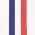 Gros plan sur trois bandes verticales : blanche à gauche, rouge au centre et bleu foncé à droite. Les couleurs sont vives et les bandes sont espacées de manière régulière.