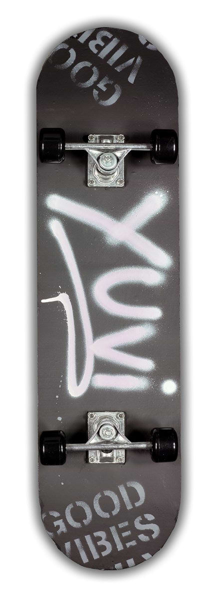 Never Surrender - Skateboard (Detail1)