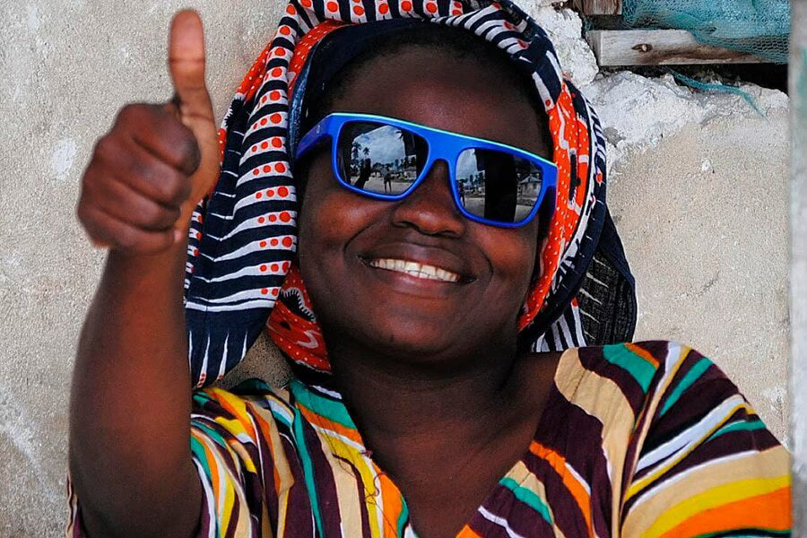 eine Frau mit blauer Sonnenbrille