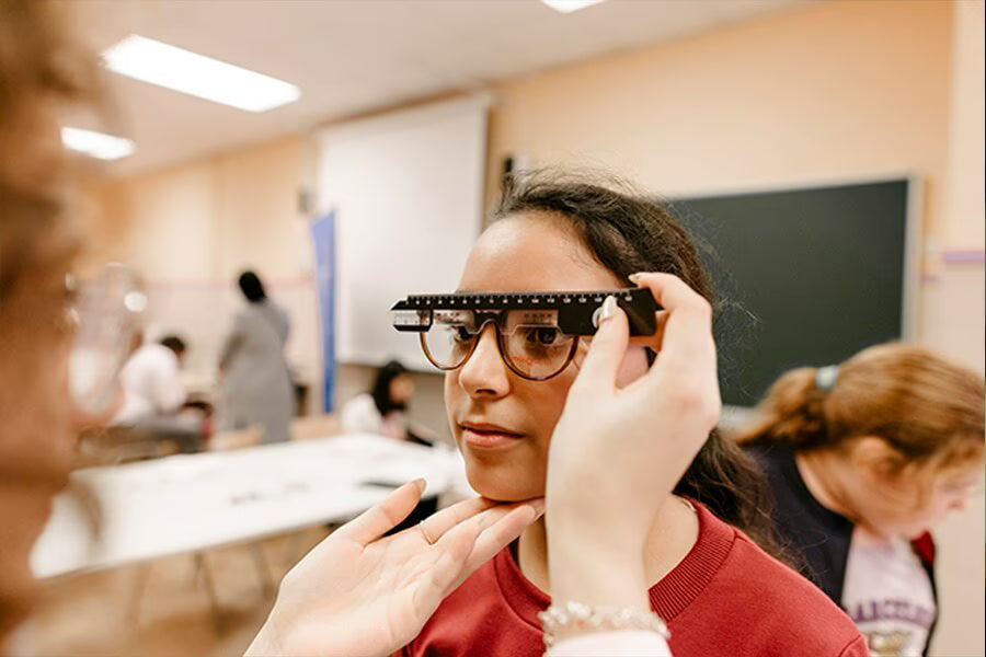 Ein Mädchen beim Optiker