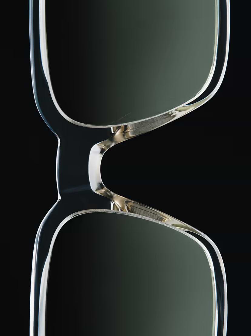 Diese Sonnenbrille scheint das Modell Paul Smith Austin zu sein, mit einem markanten quadratischen Rahmen und einem transparenten, laminierten Acetat-Finish.