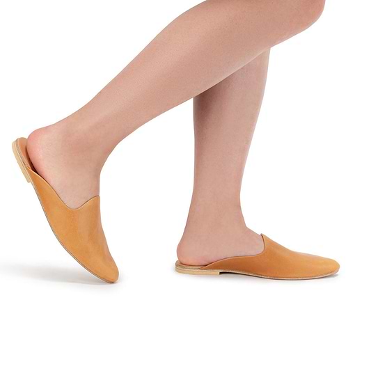 Nihi - Pointed toe Leather Mule | Honey model wearing sandals side view