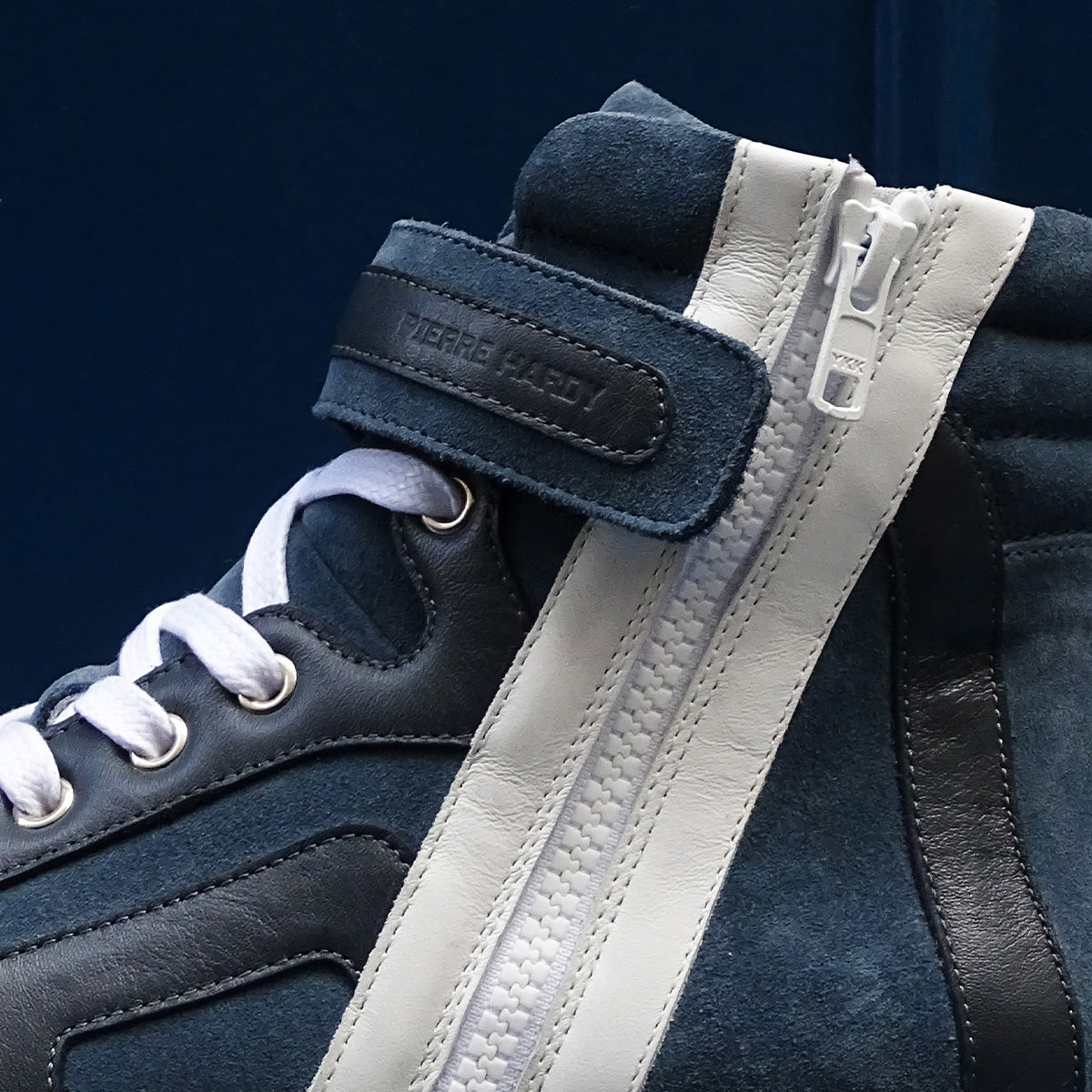 Pierre Hardy BASKETS MONTANTES 112, veau velours bleu denim et cuir de veau blanc & bleu marine, vue 11