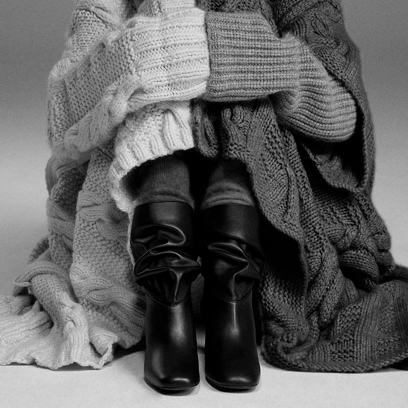 Nature morte, bottines sur maille