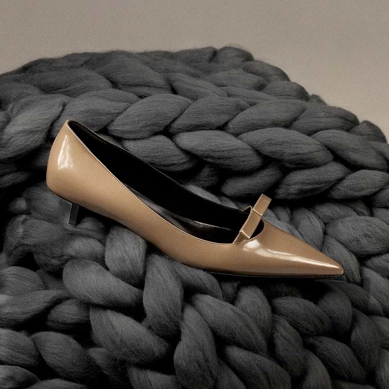 Nature morte, soulier nude sur maille