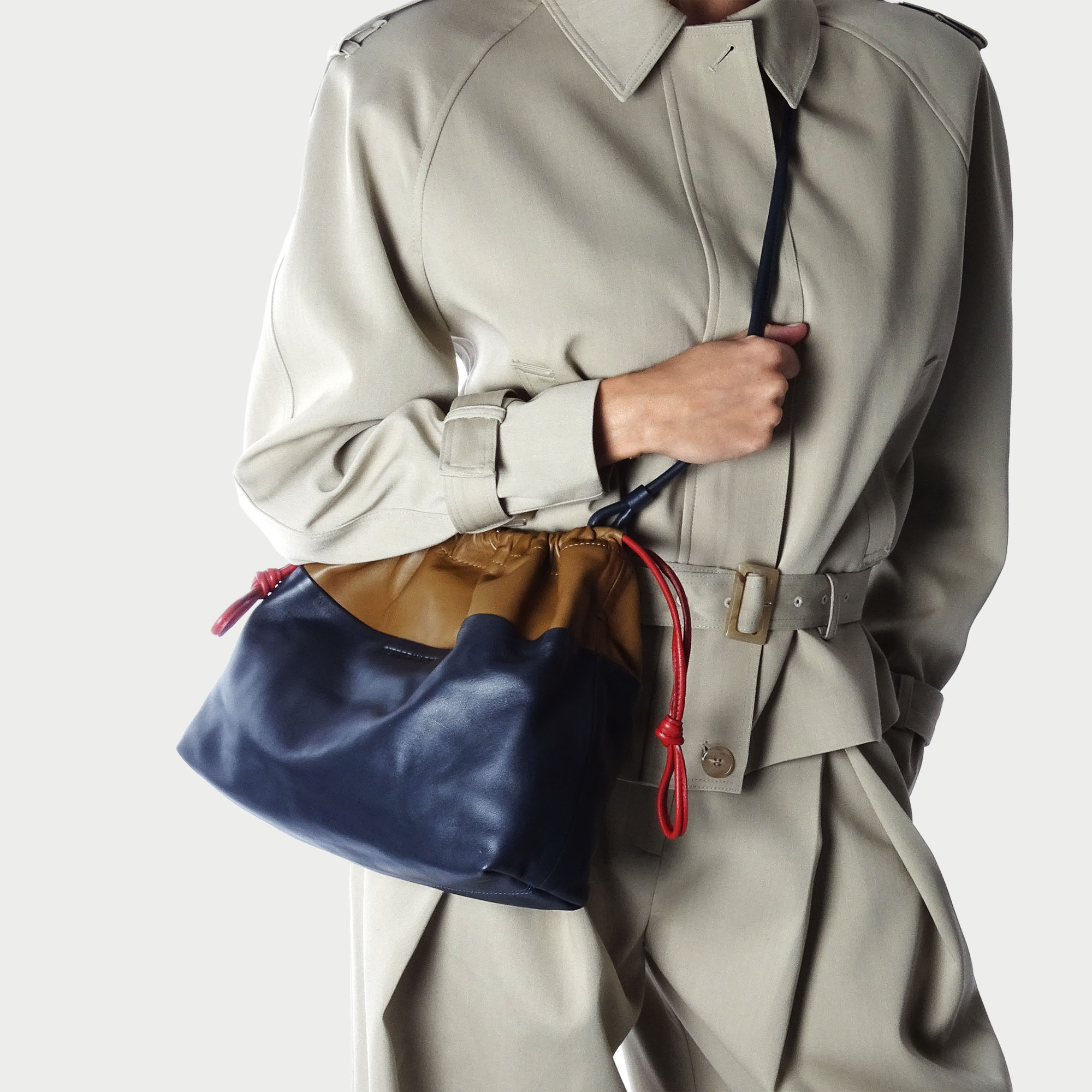 Pierre Hardy POCHETTE TWIN MAXI, cuir d'agneau camel et bleu marine, vue 3
