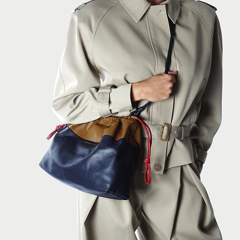 Pierre Hardy POCHETTE TWIN MAXI, cuir d'agneau camel et bleu marine, vue 2